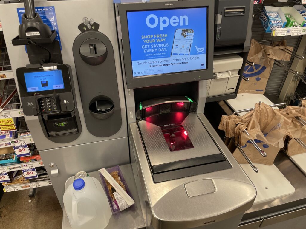 アメリカのスーパーのセルフレジの写真
