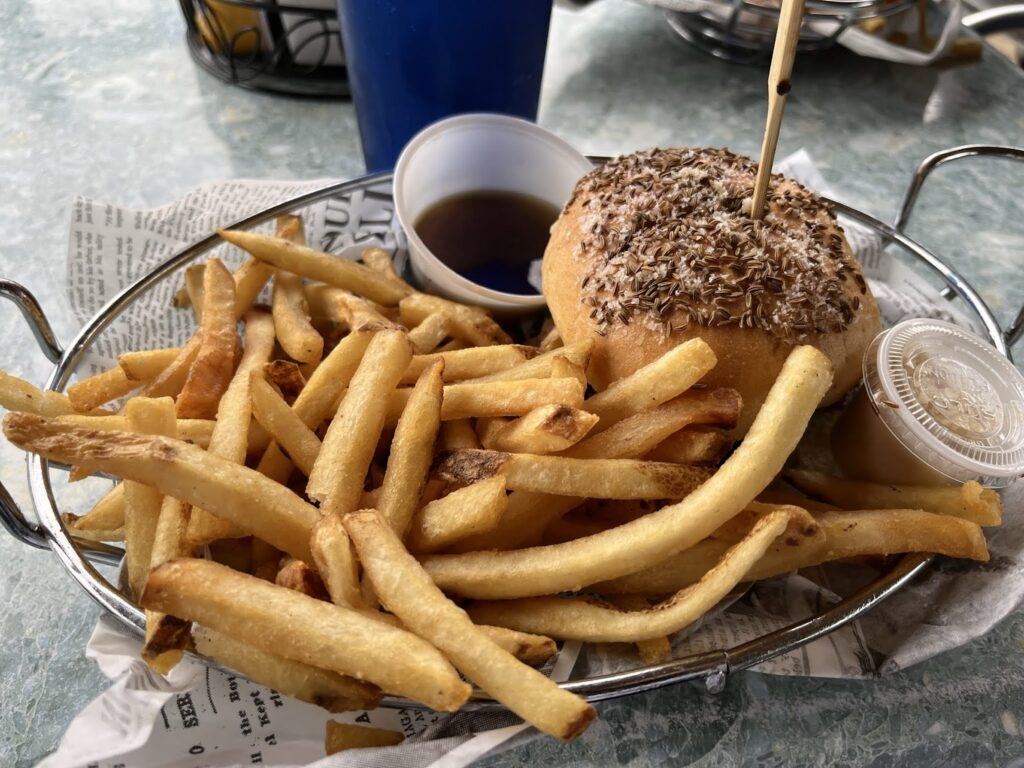 ハンバーガーと大量のフライドポテトの画像