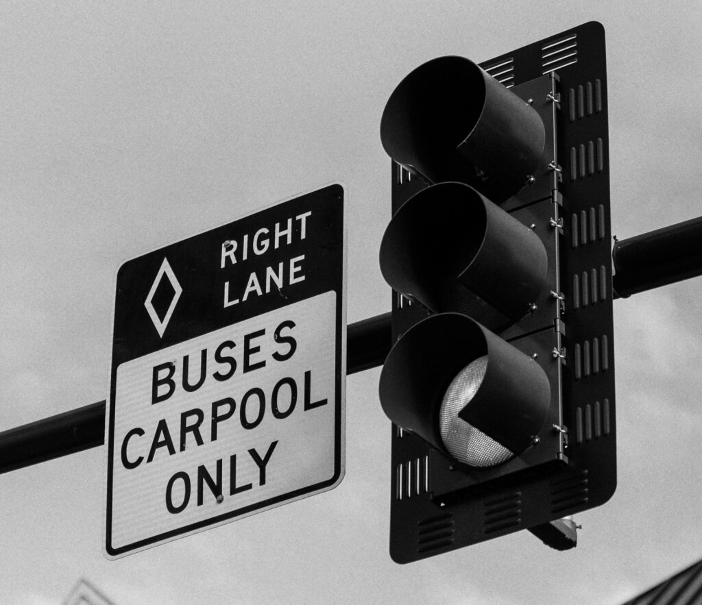 バスとカープール車専用のHOVレーンを示す道路標識の写真