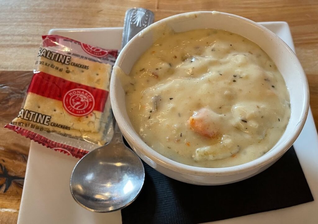 クラムチャウダーとクラッカーの写真