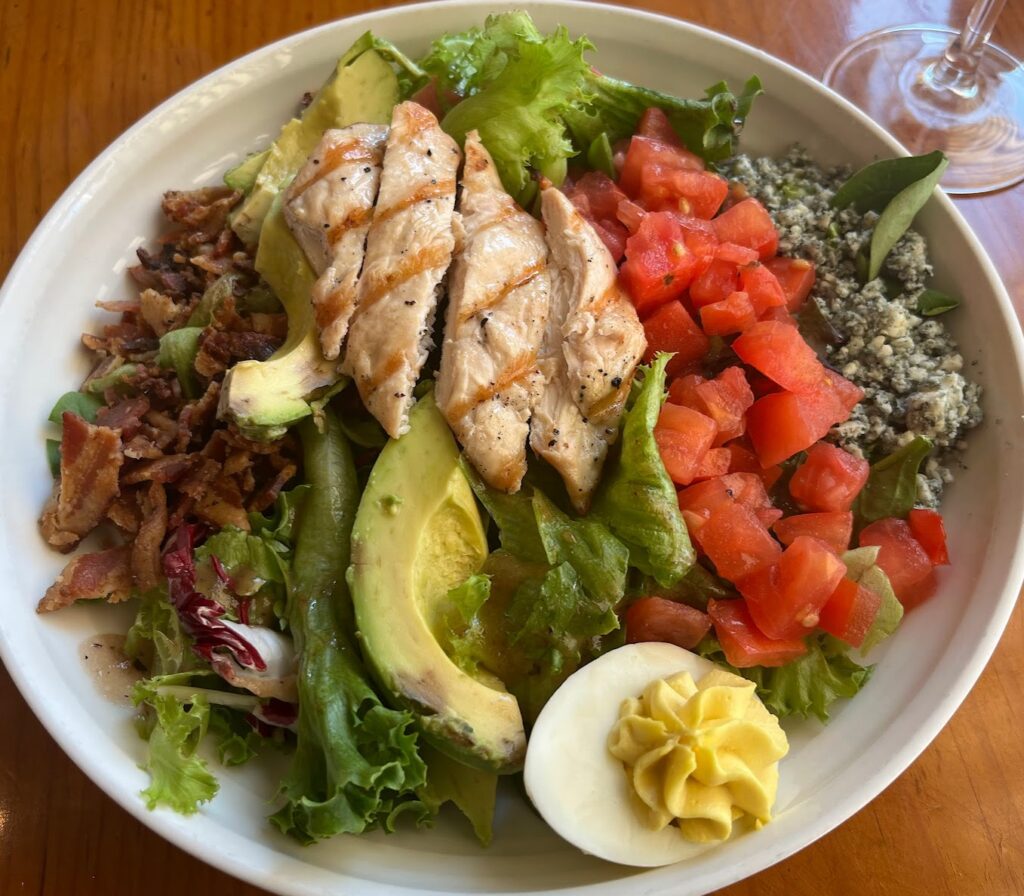 グリルチキンがのったコブサラダの画像