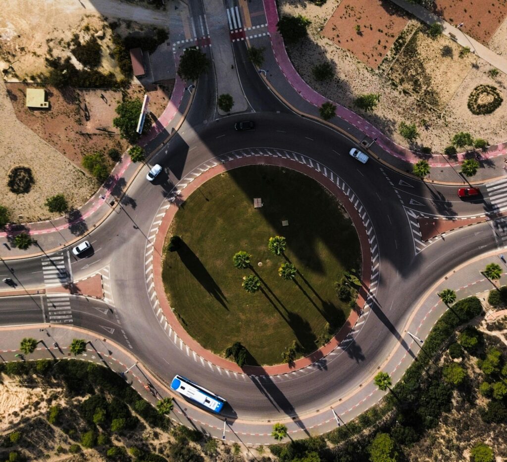 ラウンドアバウト交差点を上から見た写真