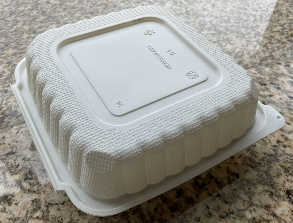 アメリカのレストランで料理を持ち帰るためのTo-go box（フタ付き容器）の写真