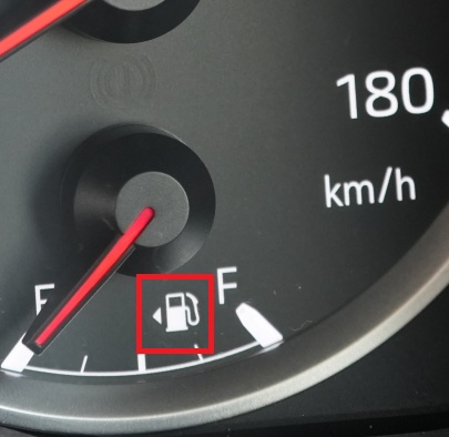 車のガソリンメーターの写真